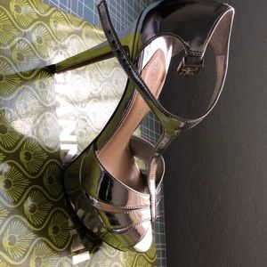 GIANNI BINI KELLI-T STRAP SANDAL